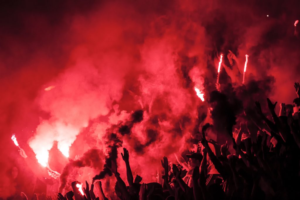 Libertadores: torcida com artifícios pirotécnicos para fazer a festa (iStock).