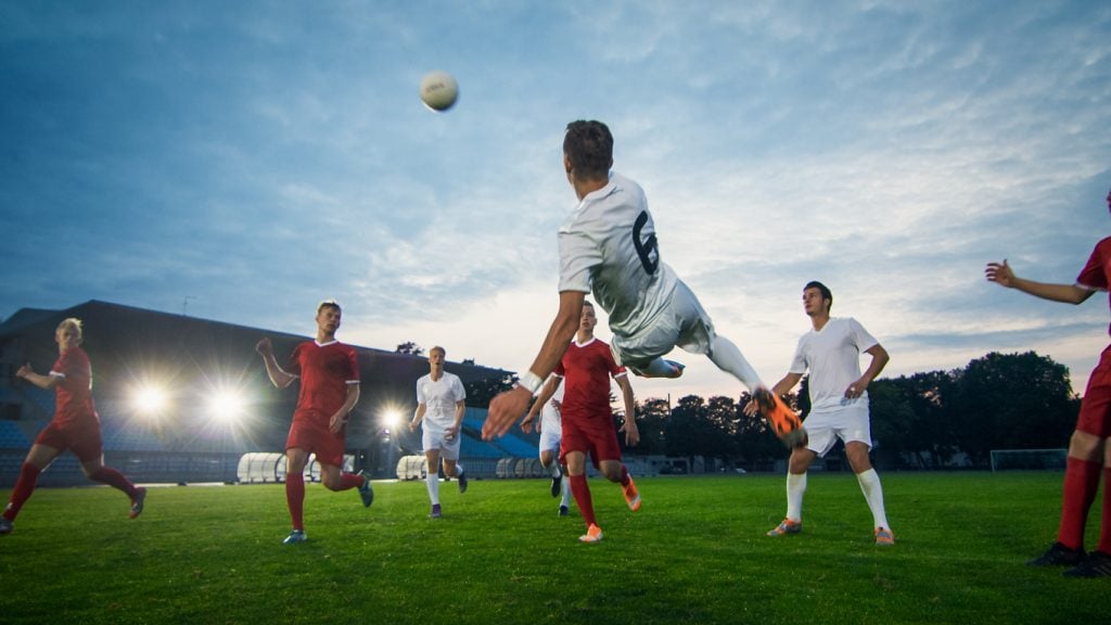 La Liga: jogador realizando o chute ao gol (iStock).