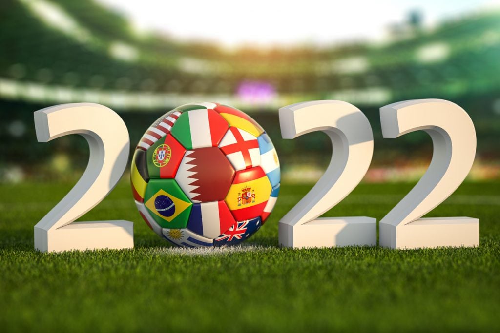 Copa do Mundo: imagem de uma bola com bandeiras das seleções participantes formando o número 2022. (iStock)