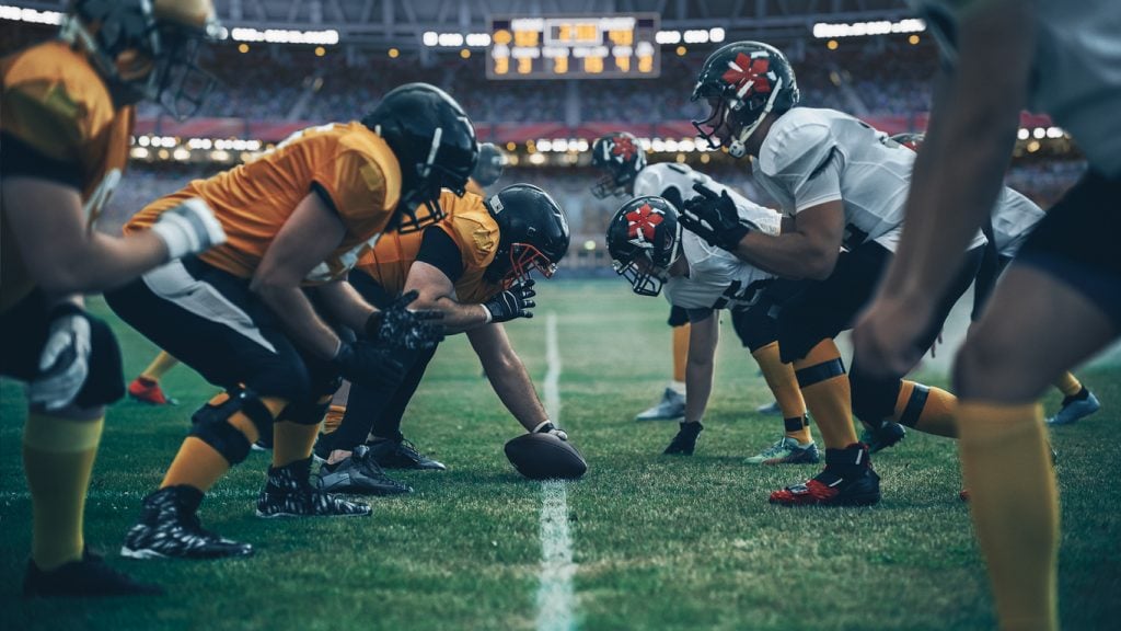 NFL: jogadores alinhados para iniciar uma jogada (iStock)