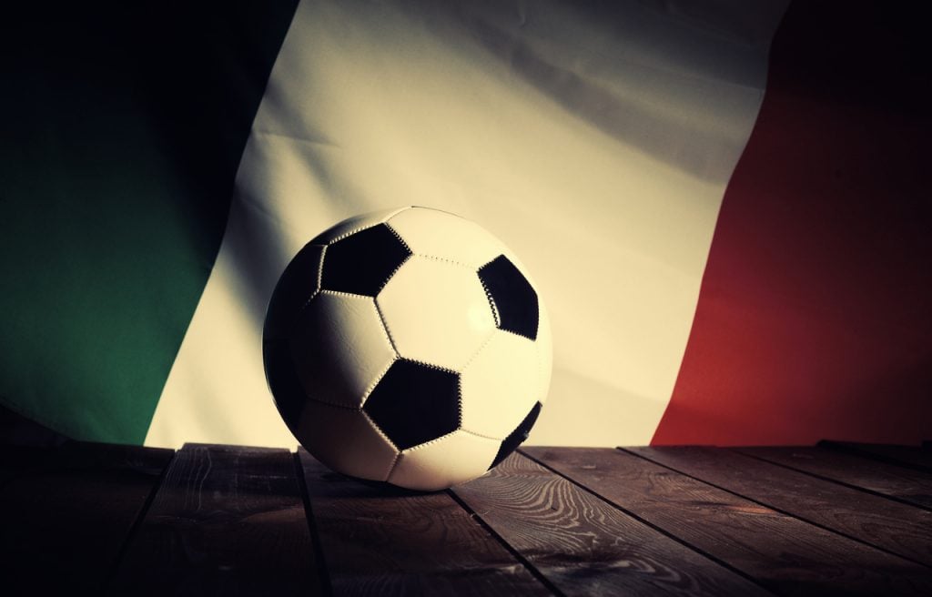 Campeonato Italiano: bola de futebol em frente à bandeira da Itália (iStock).