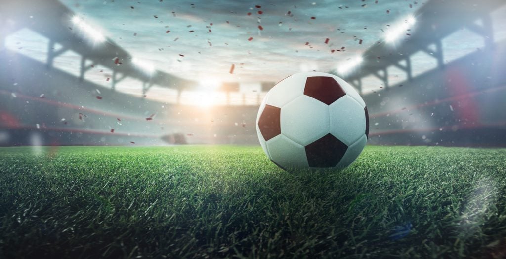 Champions League: representação de bola em estádio de futebol (iStock).